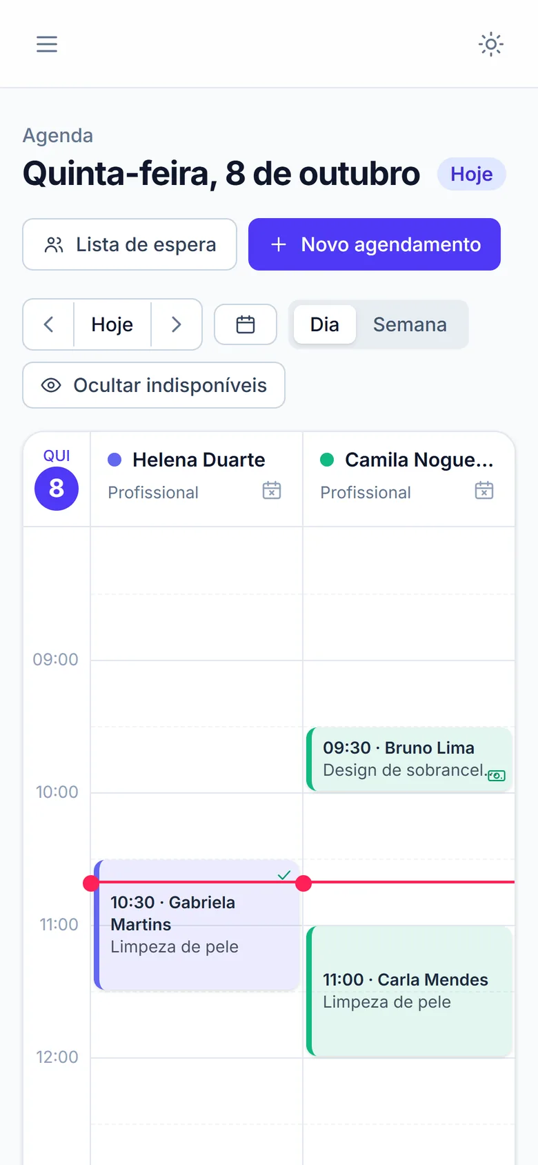 A mesma agenda no celular, com a data em destaque e os atendimentos do dia.