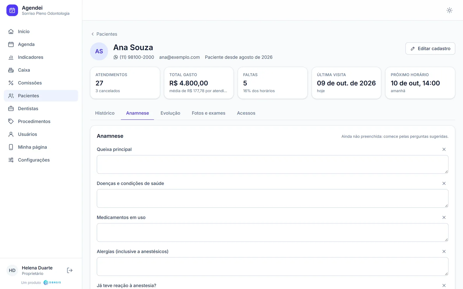Ficha do paciente com o resumo de atendimentos e a anamnese odontológica: queixa principal, doenças, medicamentos e alergias.