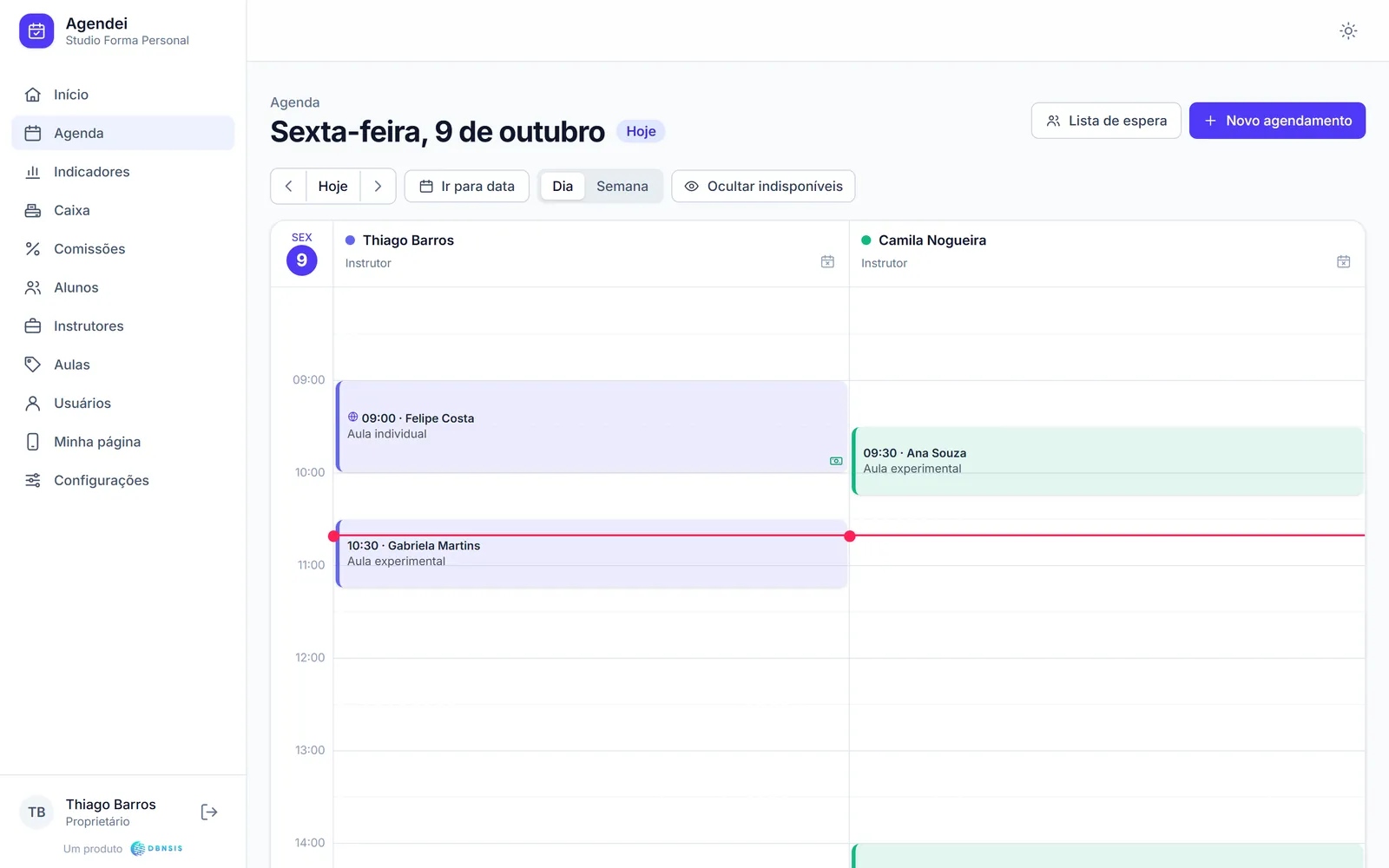 Agenda do estúdio no computador, com uma coluna por instrutor e as aulas do dia.